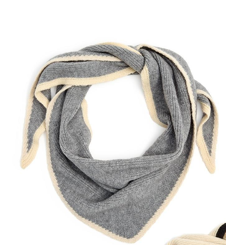 Le Pointe Contrast Border Triangular Scarf - Gray